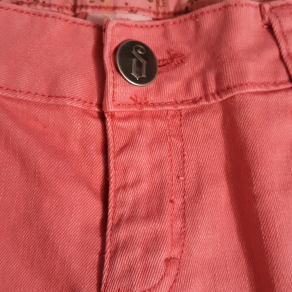 Decree shorts - Picture 3 of 3